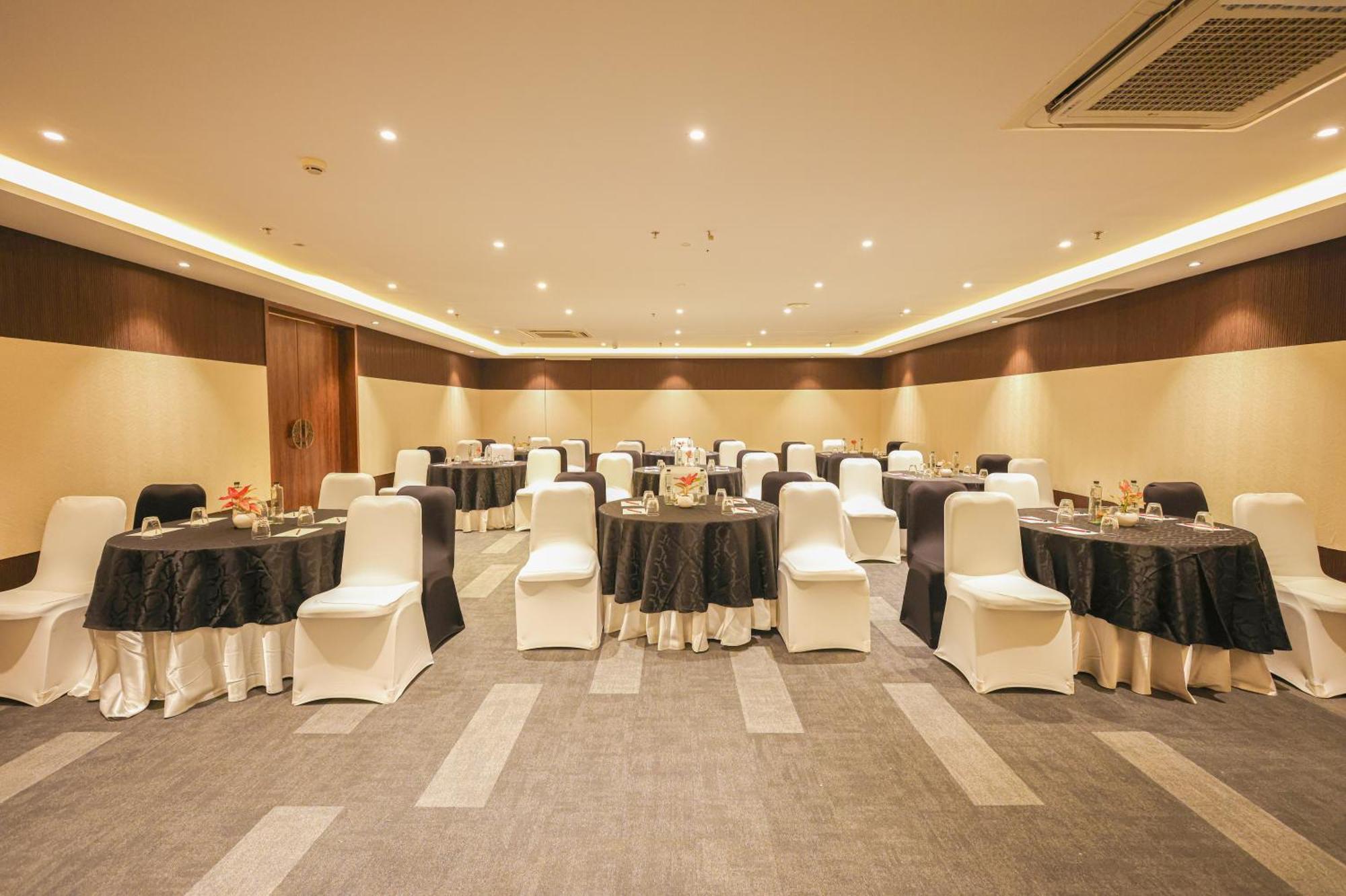 Rhythm Gurugram Hotel & Suites, Sohna Road Гургаон Экстерьер фото